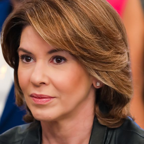 Presidente do SBT e filha de Silvio Santos, Daniela Beyruti surpreendeu os internautas na web com seu 'look' diferentão.