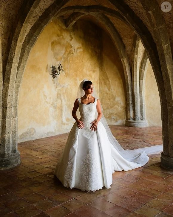 Franciny Ehlke escolheu um modelito da grife brasileira Artemisi para subir ao altar