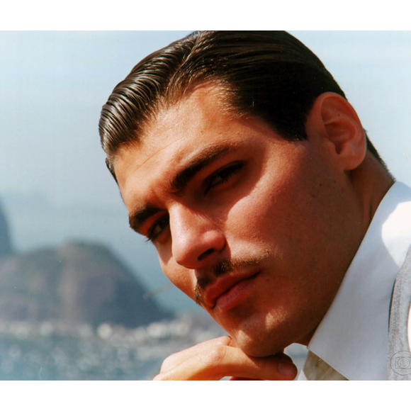 No ano de 2000, Thiago Lacerda protagonizou a minissérie 'Aquarela do Brasil' após 'Terra Nostra'