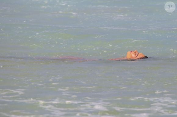 Juliana Paes boiou no mar e curtiu a praia de Fernando de Noronha