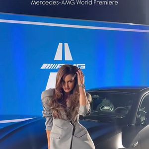 Depois de virar assunto por conta da aparência em Cannes, Izabel Goulart preferiu manter silêncio sobre as especulações e publicou apenas registros de um evento de carros de luxo em seus Stories