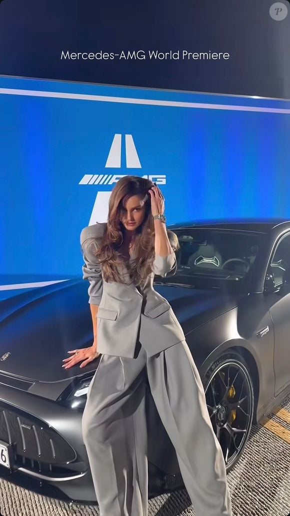 Depois de virar assunto por conta da aparência em Cannes, Izabel Goulart preferiu manter silêncio sobre as especulações e publicou apenas registros de um evento de carros de luxo em seus Stories
