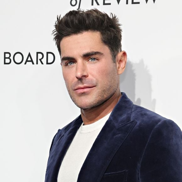 Segundo Zac Efron, os masseteres, músculos que auxiliam na mastigação, cresceram de forma exagerada por causa da lesão
