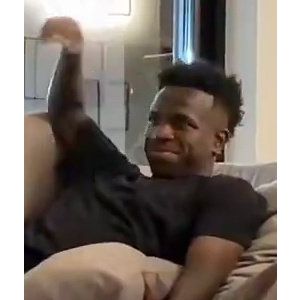 Vídeo caseiro de Virginia Fonseca dançando para Vini Jr. rende brincadeira do jogador. 'Você já colocou essa música 100x hoje'