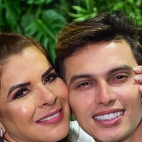 Rara aparição! Filho de Mara Maravilha combina lookinho com o pai em lançamento do livro do ex-Bozo Luis Ricardo. Fotos