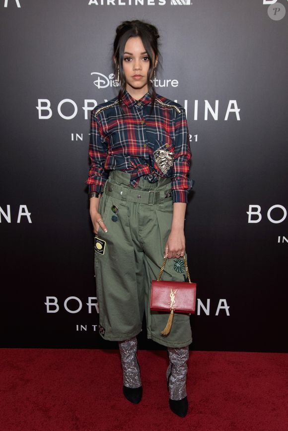 Jenna Ortega usa look descolado em tapete vermelho