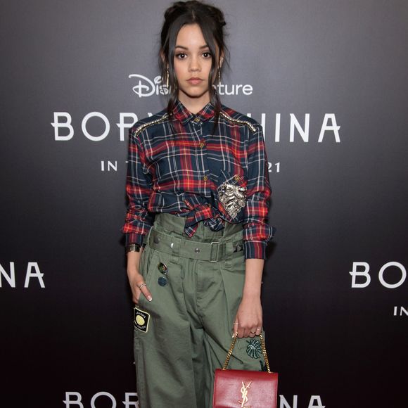 Jenna Ortega usa look descolado em tapete vermelho