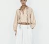 A saia midi volumosa da Zara resgata o romantismo clássico europeu e surge como uma das apostas mais elegantes para o inverno 2026