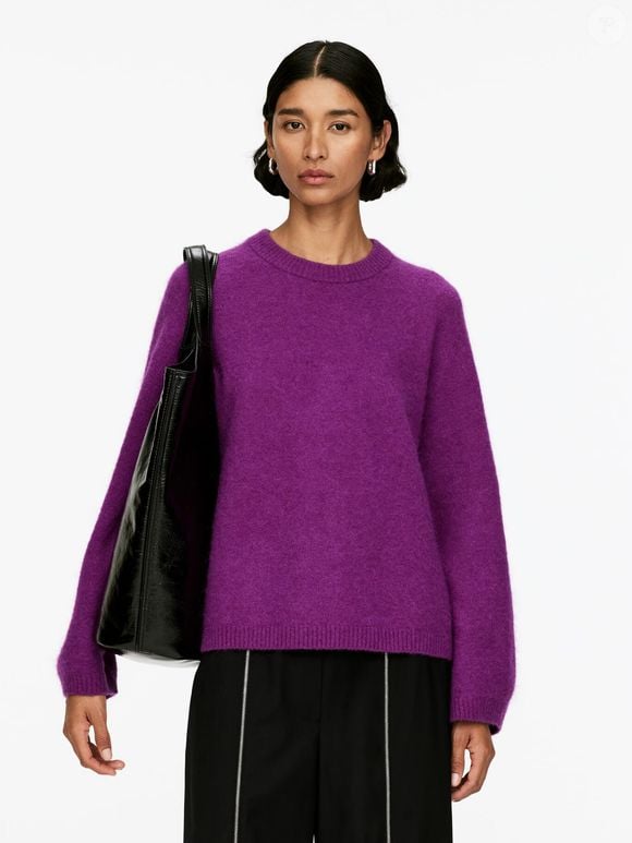 Se quiser ousar um pouco mais, vale apostar em um suéter roxo, acompanhando a mesma cor dos tênis e criando um look monocromático