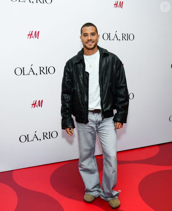 André Lamoglia: o ator seguiu uma linha casual e robusta, destacando-se por uma jaqueta de couro preta estilo aviador com acabamento brilhante. Por baixo, utilizou uma camiseta branca básica e calça jeans de modelagem reta em lavagem clara. O diferencial ficou por conta do cinto de couro marrom e das botas tipo chelsea em camurça bege de solado escuro