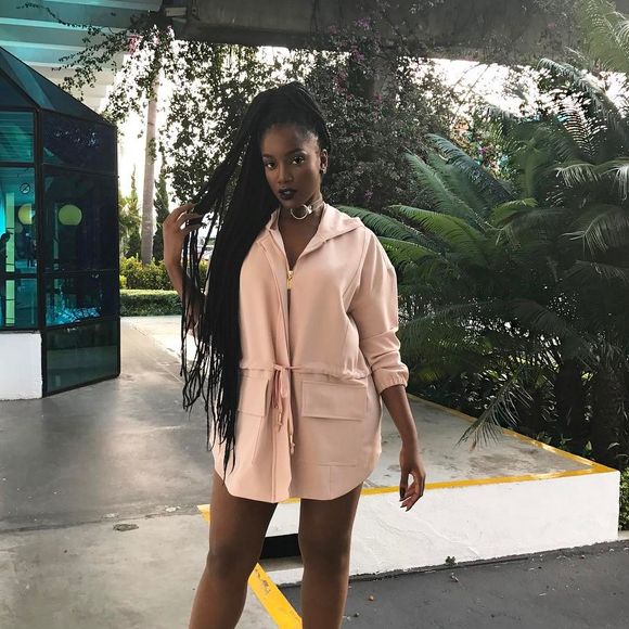 Iza costumava apostar em looks monocromáticos