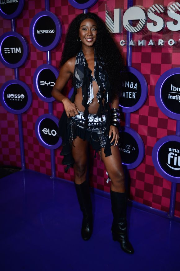 Desfile das Campeãs 2025: a ex-BBB Camilla de Lucas apostou em um look curtinho com botas altas