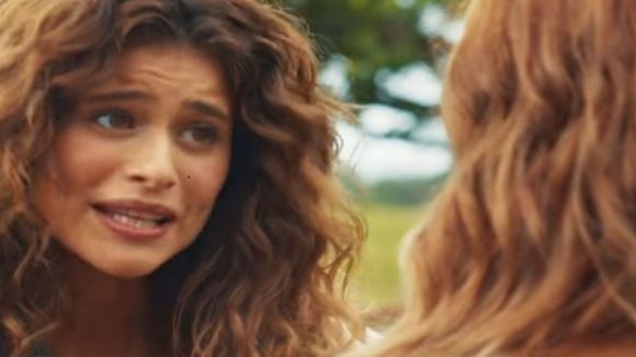 Agrado leva uma horrível rasteira da própria mãe em 'Coração Acelerado'; após beijo em João Raul, cantora toma a decisão mais triste para fugir de briga: 'Pesadelo'