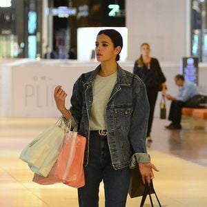 Bruna Marquezine apostou em look all jeans com calça mais skynny, jaqueta mais soltinha e bota de couro