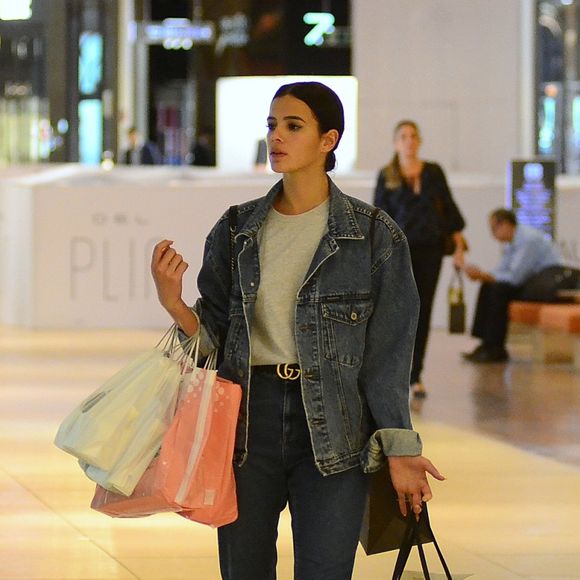 Bruna Marquezine apostou em look all jeans com calça mais skynny, jaqueta mais soltinha e bota de couro