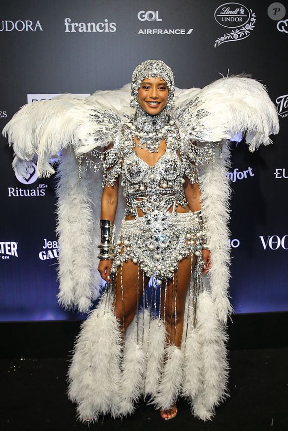 Baile da Vogue 2026: Taís Araújo elegeu um look belíssimo prateado com pedrarias, plumas e ombreiras largas