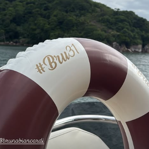 Grávida da 2ª filha de Neymar, Bruna Biancardi comemorou seu aniversário de 31 anos em um barco no litoral de Santos.