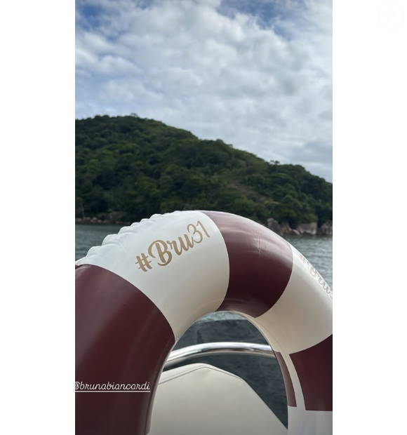 Grávida da 2ª filha de Neymar, Bruna Biancardi comemorou seu aniversário de 31 anos em um barco no litoral de Santos.