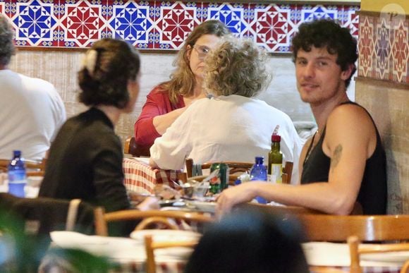 Shawn Mendes chegou no Brasil na véspera do Dia dos Namorados para ficar com Bruna Marquezine