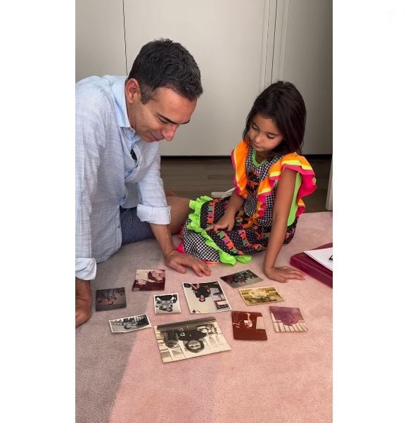 César Tralli se junto à filha, Manuella, para lhe mostrar suas fotos de criança
