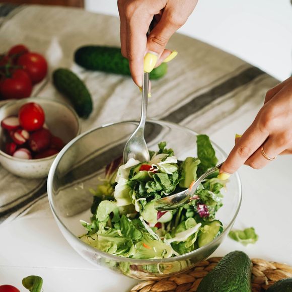 Salada de palmito, avocado e pepino é refrescante e conquista pelo contraste de sabores