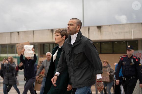 Daniel Alves deixou a cadeia após 14 meses preso em março de 2024; um ano depois, Justiça anulou condenação de cinco anos de cadeia
