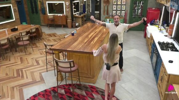 Fabiano e Saory são finalistas em A Fazenda 17