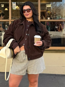 Nem bege, nem preto: os novos New Balance cor bala de tamarindo é o it-item Gorpcore que entrega conforto e elegância para mulheres 50+ da academia ao lazer