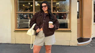 Nem bege, nem preto: os novos New Balance cor bala de tamarindo é o it-item Gorpcore que entrega conforto e elegância para mulheres 50+ da academia ao lazer