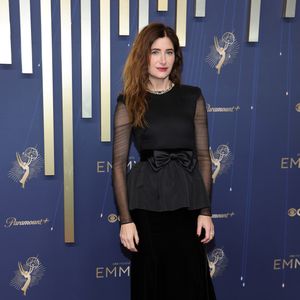 Kathryn Hahn de Valentino no tapete vermelho do Emmy 2025