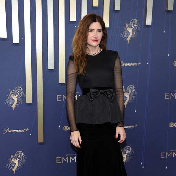 Kathryn Hahn de Valentino no tapete vermelho do Emmy 2025