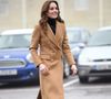 Investir em peças mais estruturadas e pesadas, assim como Kate Middleton usou um casaco bege, com uma blusa de manga longa e gola alta por baixo, pode ser um grande destaque, além dos acessórios para o inverno 2025.