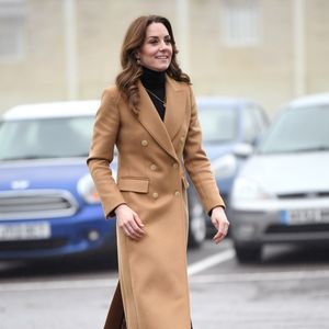 Investir em peças mais estruturadas e pesadas, assim como Kate Middleton usou um casaco bege, com uma blusa de manga longa e gola alta por baixo, pode ser um grande destaque, além dos acessórios para o inverno 2025.