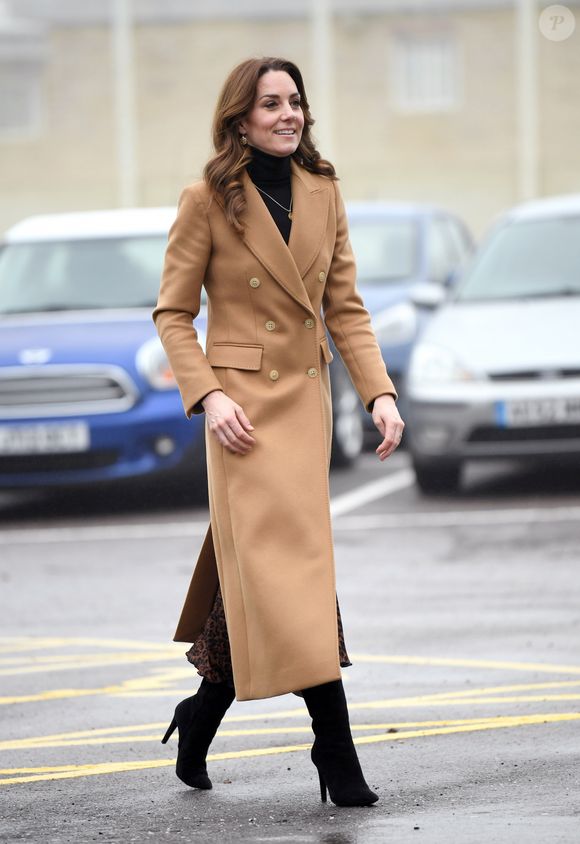 Investir em peças mais estruturadas e pesadas, assim como Kate Middleton usou um casaco bege, com uma blusa de manga longa e gola alta por baixo, pode ser um grande destaque, além dos acessórios para o inverno 2025.