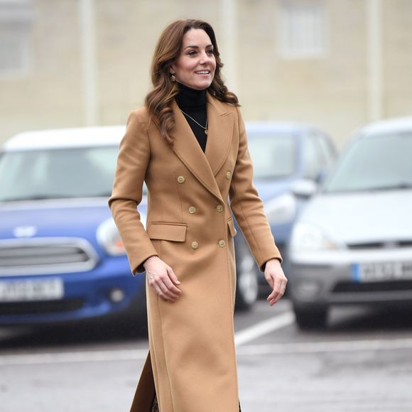 Investir em peças mais estruturadas e pesadas, assim como Kate Middleton usou um casaco bege, com uma blusa de manga longa e gola alta por baixo, pode ser um grande destaque, além dos acessórios para o inverno 2025.