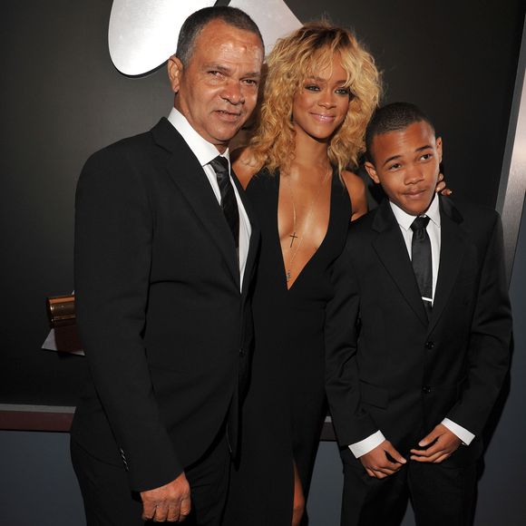 Rihanna chegou a processar o pai em 2019 por usar seu nome para obter lucro. Na época, Ronald fundou a Fenty Entertainment, uma empresa de gerenciamento de carreiras e desenvolvimento de talentos, e se passava por seu empresário