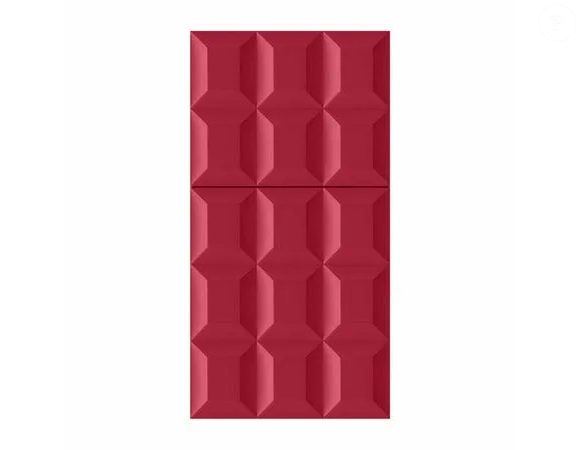 Por fim, o Sweet Tooth Cherry Baby Sabrina Carpenter Eau de Parfum, apresentado em um frasco vermelho cereja, surge como uma opção sedutora e ousada, dando continuidade ao sucesso da coleção