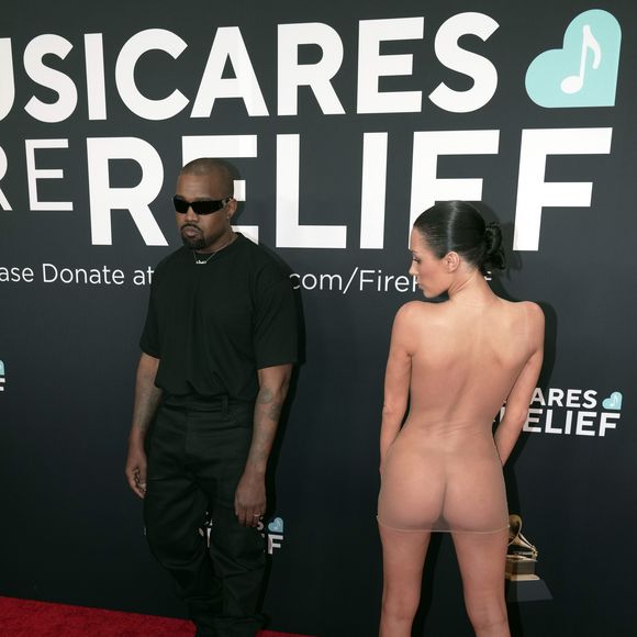 Mulher de Kanye West nua no Grammy 2025 rendeu bastante assunto. Prova disso é que até MC Mirella não ficou de fora da discussão