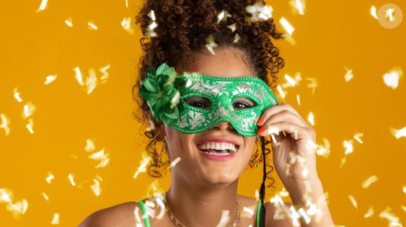 Glitter no cabelo é lindo, mas exige atenção na remoção. Use óleo capilar antes da lavagem para evitar ressecamento e embaraço.