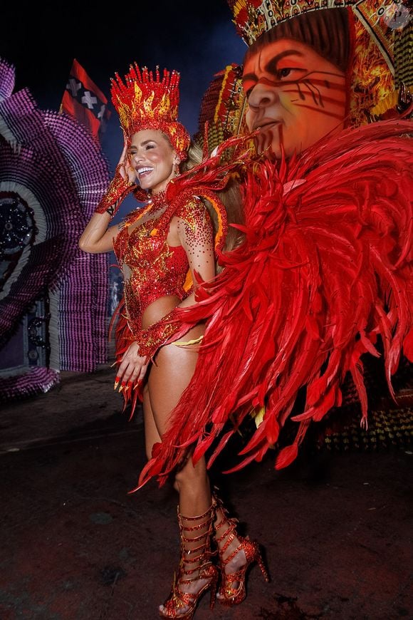 Musa da Gaviões da Fiel, Erika Schneider foi clicada com sua fantasia de fogo para o desfile da escola de samba