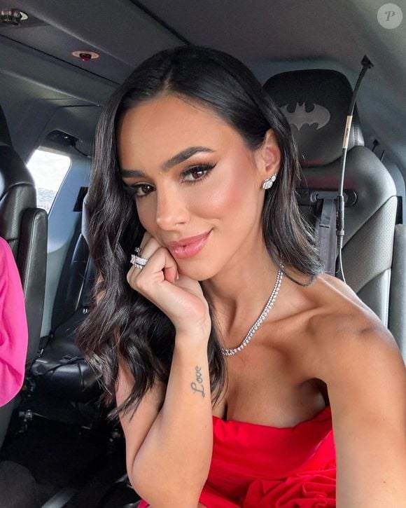 O excesso de óleo e de ferramentas térmicas pode atrapalhar o resultado. De acordo com a colorista Natasha Pires, o segredo de Bruna Biancardi, companheira de Neymar, está no tratamento capilar e em um acabamento leve e natural