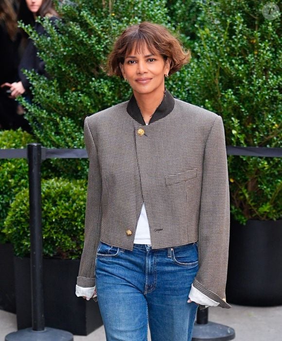 Durante o almoço 'Chanel Through The Lens', realizado em Nova York, a icônica Halle Berry chamou atenção por seu novo corte de cabelo, que emoldura delicadamente seu rosto com ondas cheias de movimento e uma franja desfiada muito elegante