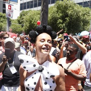 Paolla Oliveira dançou ao lado do público no desfile do Cordão do Bola Preta, no RJ