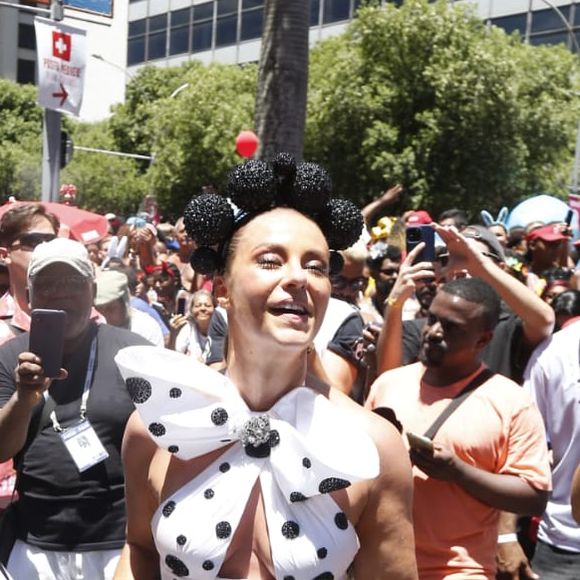 Paolla Oliveira dançou ao lado do público no desfile do Cordão do Bola Preta, no RJ