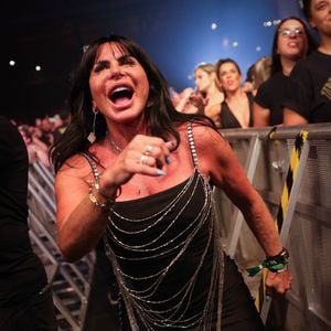 Era pegadinha: Gretchen se vestiu de garçonete para chamar atenção de brasileiros e promover o estabelecimento, que pertencia a amigos