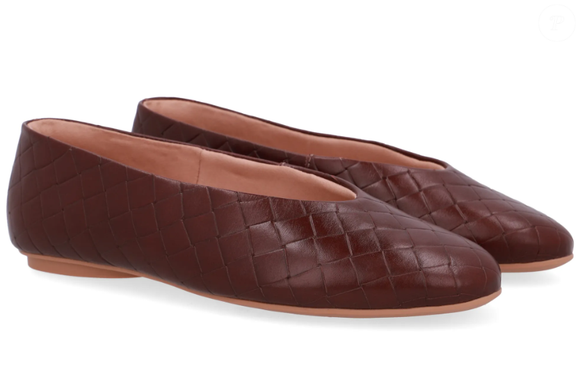 A sapatilha Feminina marrom em couro de tressê possui alta tacnologia no solado, além de trazer a cor do pinhão em evidência.