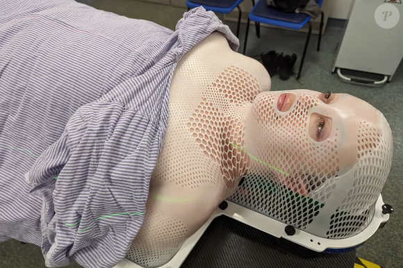 Com apenas 16 semanas de gravidez, a gerente de marketing digital, que vive em Bournemouth, no sul da Inglaterra, procurou um médico para investigar um caroço na perna. No entanto, o que seria uma simples consulta para "ter paz de espírito", acabou revelando uma condição rara e grave.