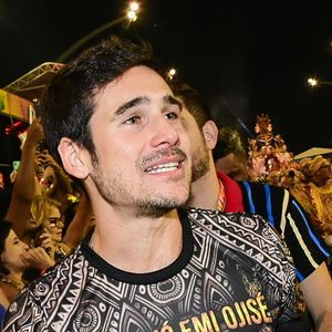 ' Comentários e julgamentos vêm de todos os lados e é impossível não se afetar. Por isso, aprendemos a preservar certas partes da nossa relação, resolvendo as coisas entre nós. Manter esse equilíbrio entre o público e o privado é essencial para a saúde do nosso relacionamento', disse Sabrina