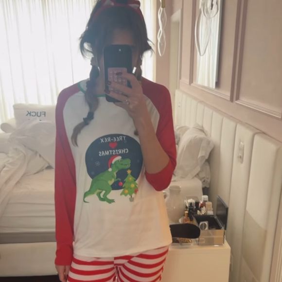 Luciana Gimenez postou uma foto de pijama logo em seguida, ainda dentro do tema natalino