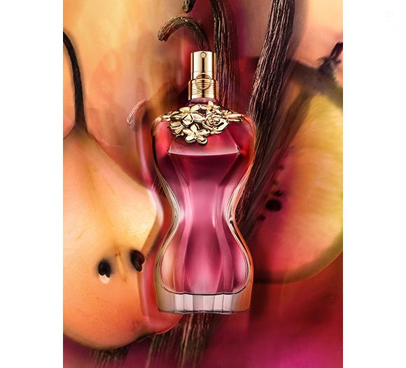 Com a chegada das festas de fim de ano, sinto imediatamente vontade de usar perfumes mais intensos, com notas mais quentes e sensuais.
